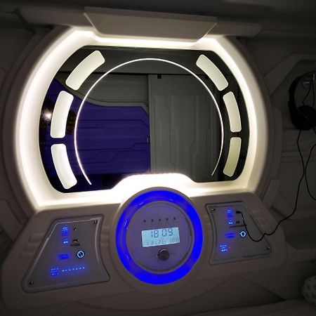 The Capsule Hotel Kolombo Bagian luar foto