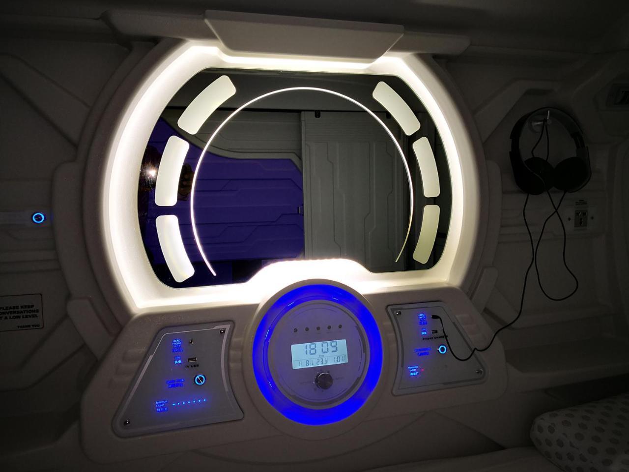 The Capsule Hotel Kolombo Bagian luar foto